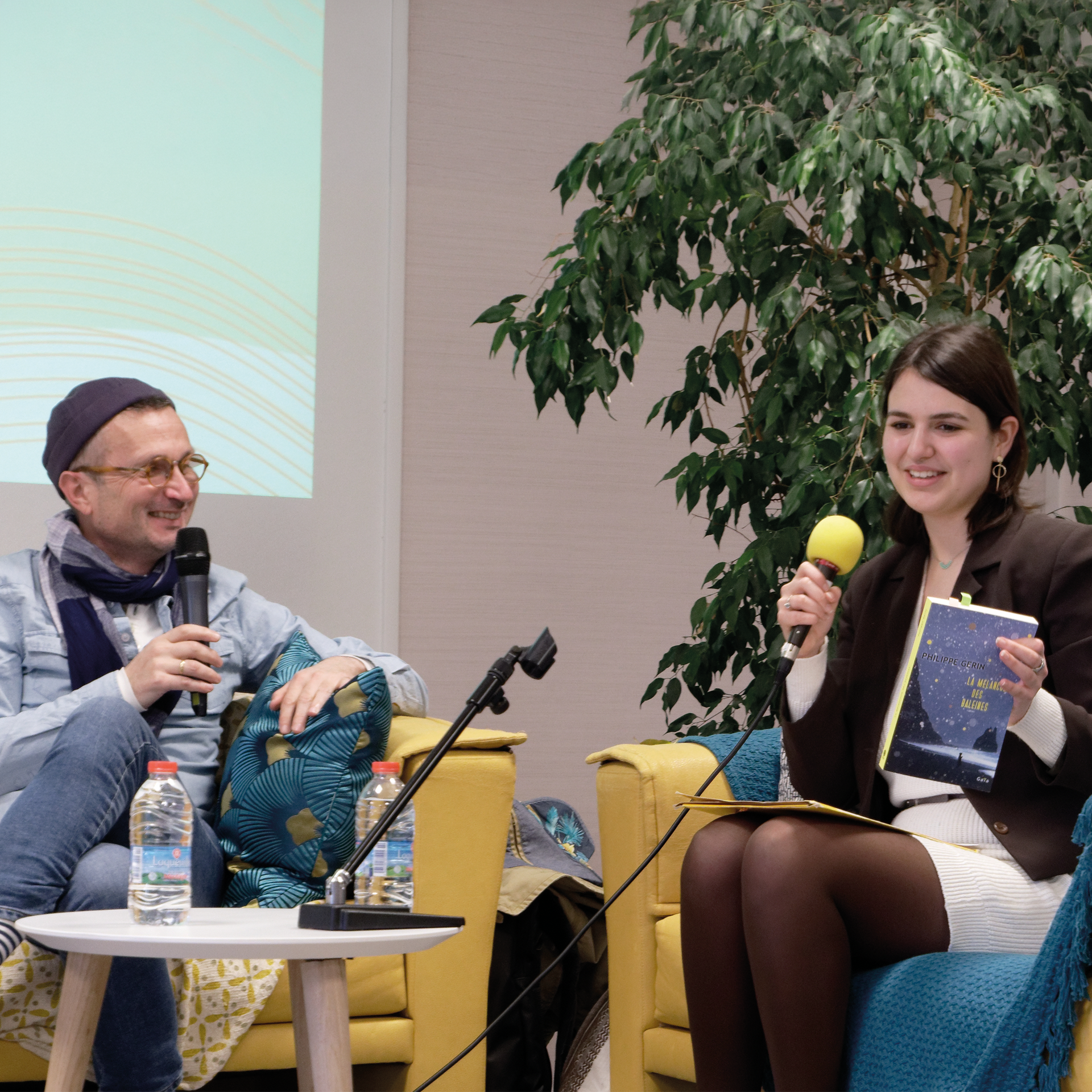 Photo d'Aglaé animant une rencontre littéraire avec l'auteur Philippe Gérin durant le festival Bruits de Langues de l'Université de Poitiers